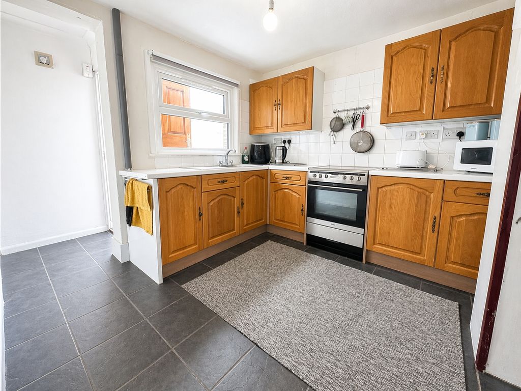 Property photo 3 of 8 Kitchen