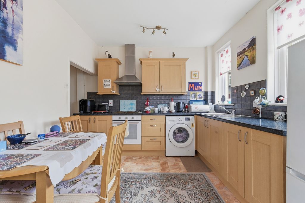 Property photo 3 of 19 Kitchen