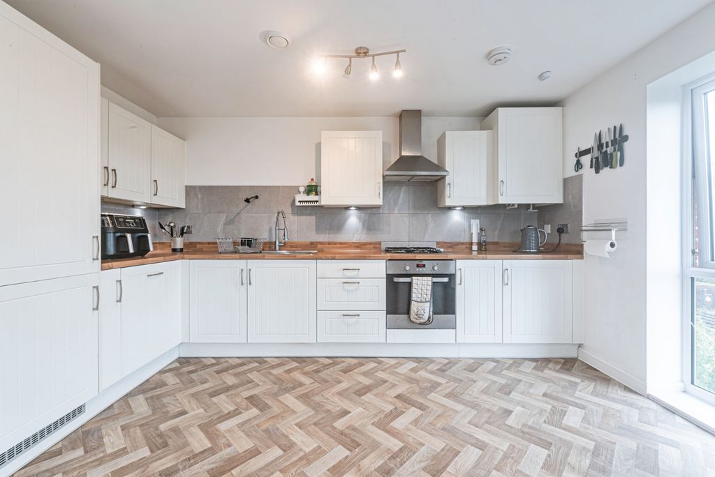 Property photo 2 of 19 Kitchen