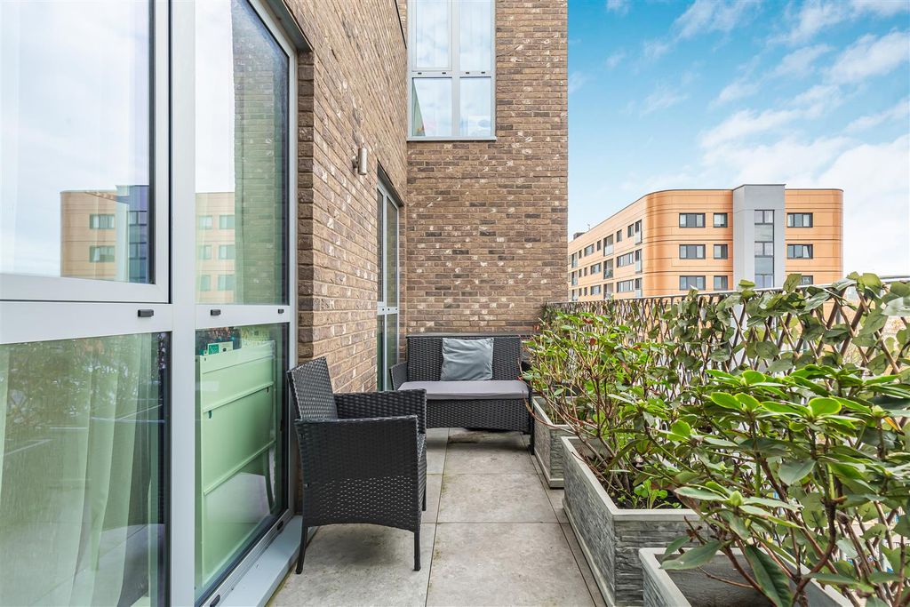 Property photo 2 of 16 Eden_Harper-York_Road-Sw11__15_.Jpg