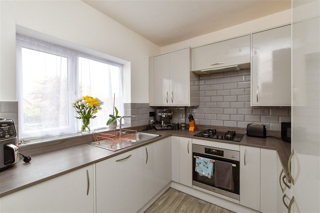 Property photo 3 of 10 Kitchen