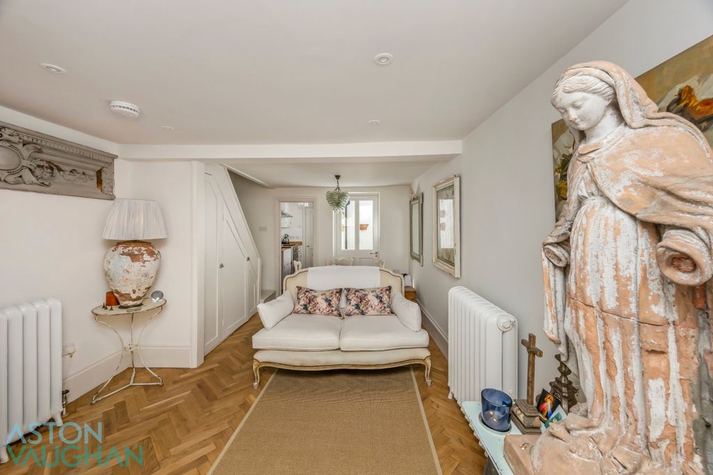 Property photo 2 of 15 5215413