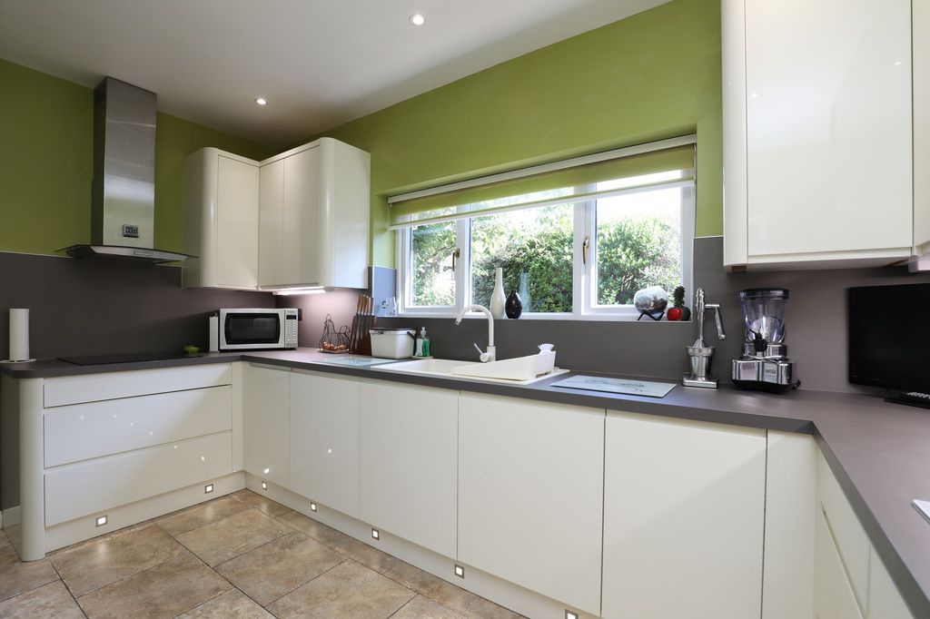 Property photo 3 of 31