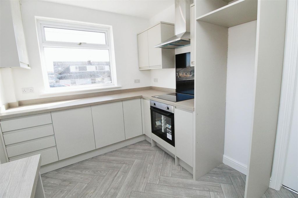 Property photo 3 of 16 Kitchen