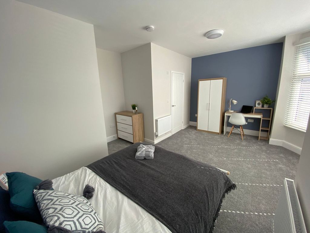 Property photo 2 of 12 Ensuite Bedroom 3