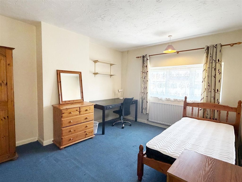 Property photo 1 of 8 Ld Bedroom.Jpg