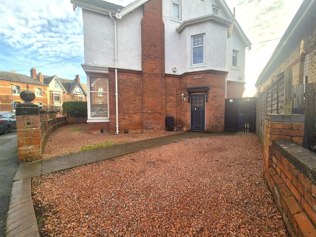 Property photo 2 of 30 Front Garden