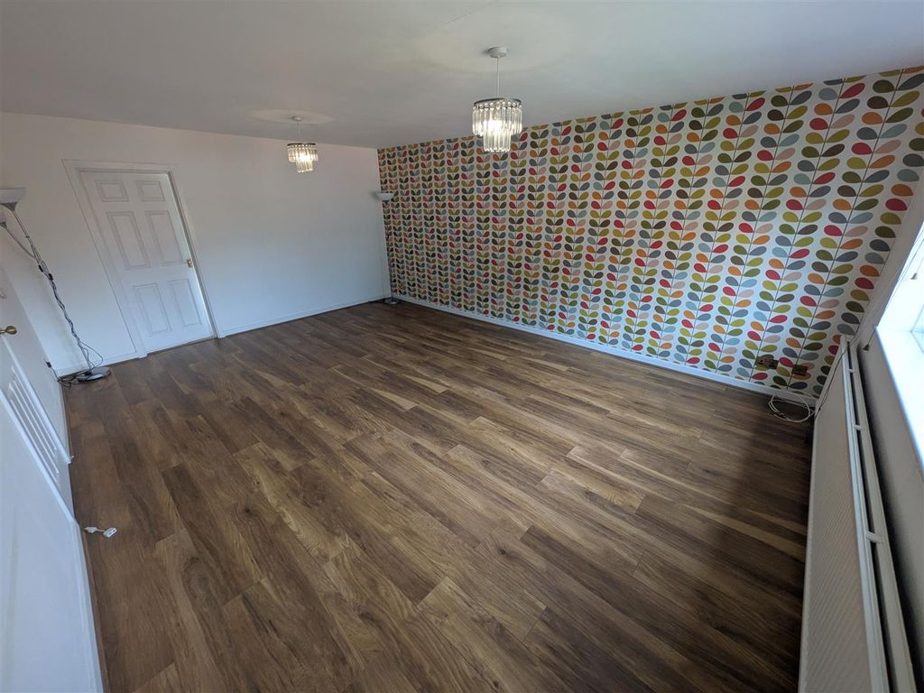 Property photo 3 of 14 Lounge