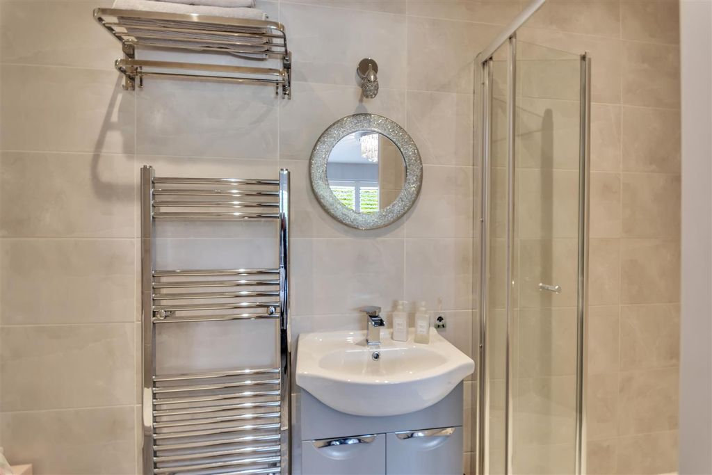 Property photo 3 of 11 En-Suite