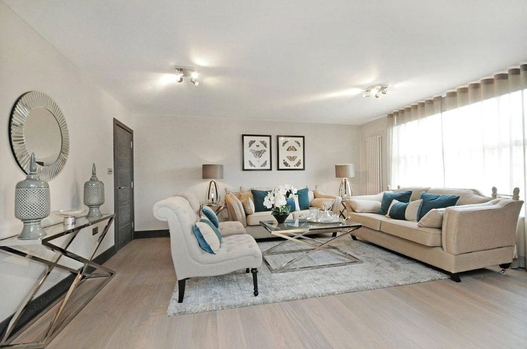 Property photo 1 of 7 Reception