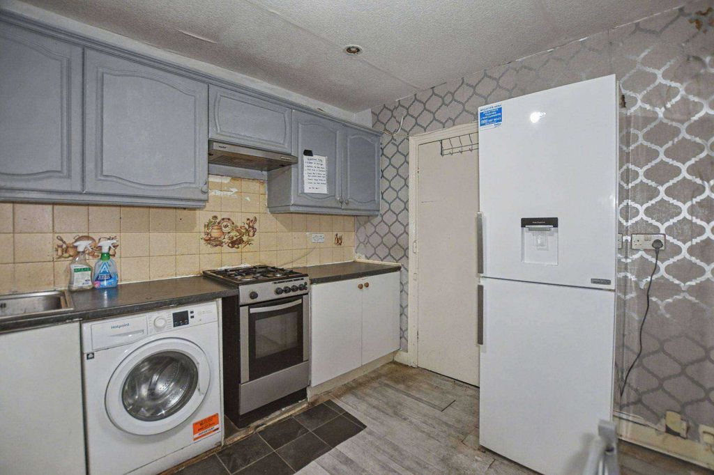 Property photo 2 of 18 140A Keppel Road, London, E6 2Bg