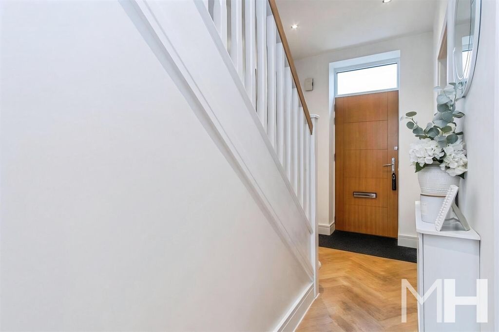 Property photo 3 of 21 Hallway