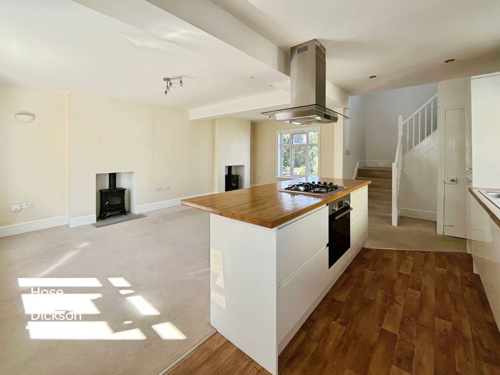 Property photo 3 of 12 Kitchen
