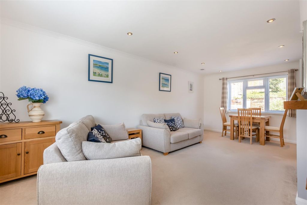 Property photo 3 of 19 8695488-Interior03.Jpg