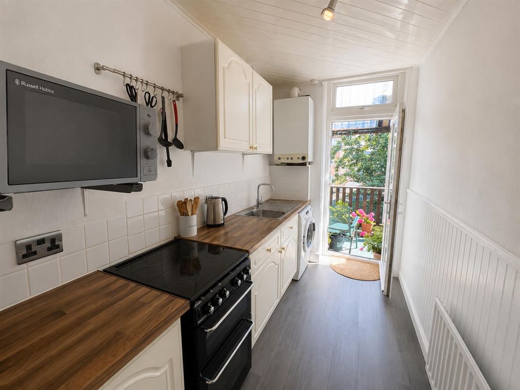 Property photo 3 of 9 Kitchen