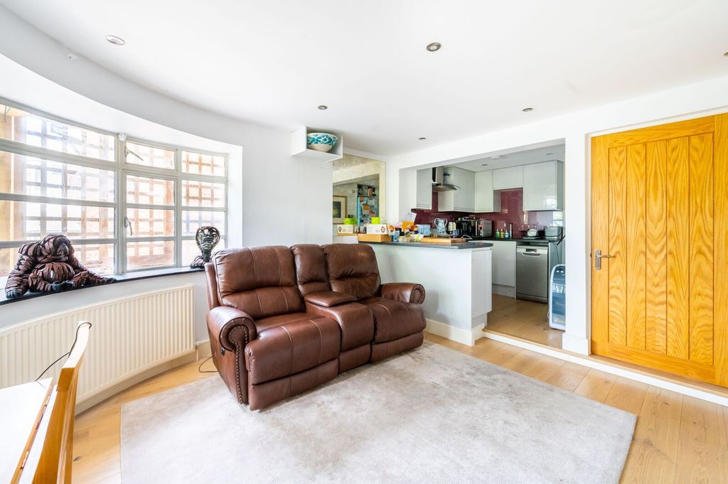 Property photo 2 of 11