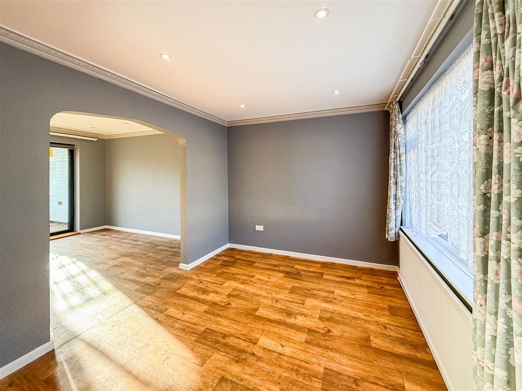 Property photo 3 of 22 Lounge/Dining