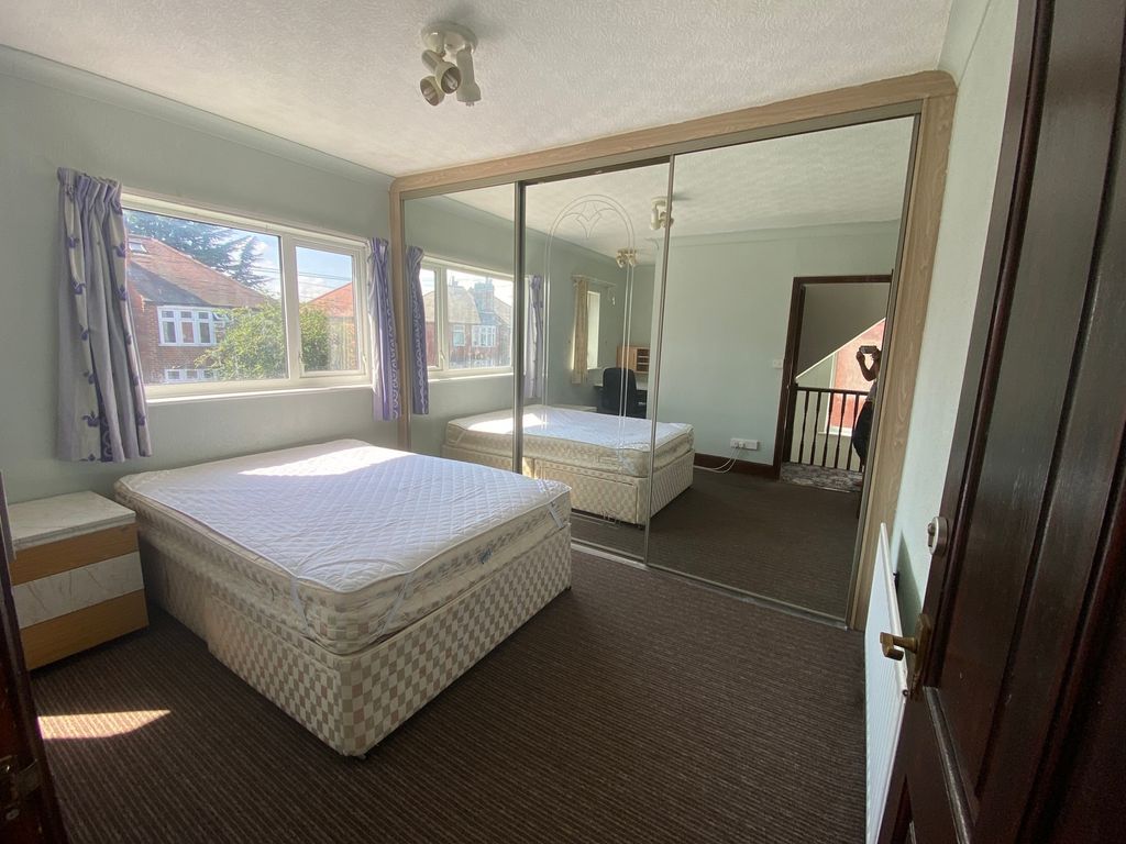 Property photo 3 of 11 A Spacious And Well-Lit Double Bedroom Featuring l...