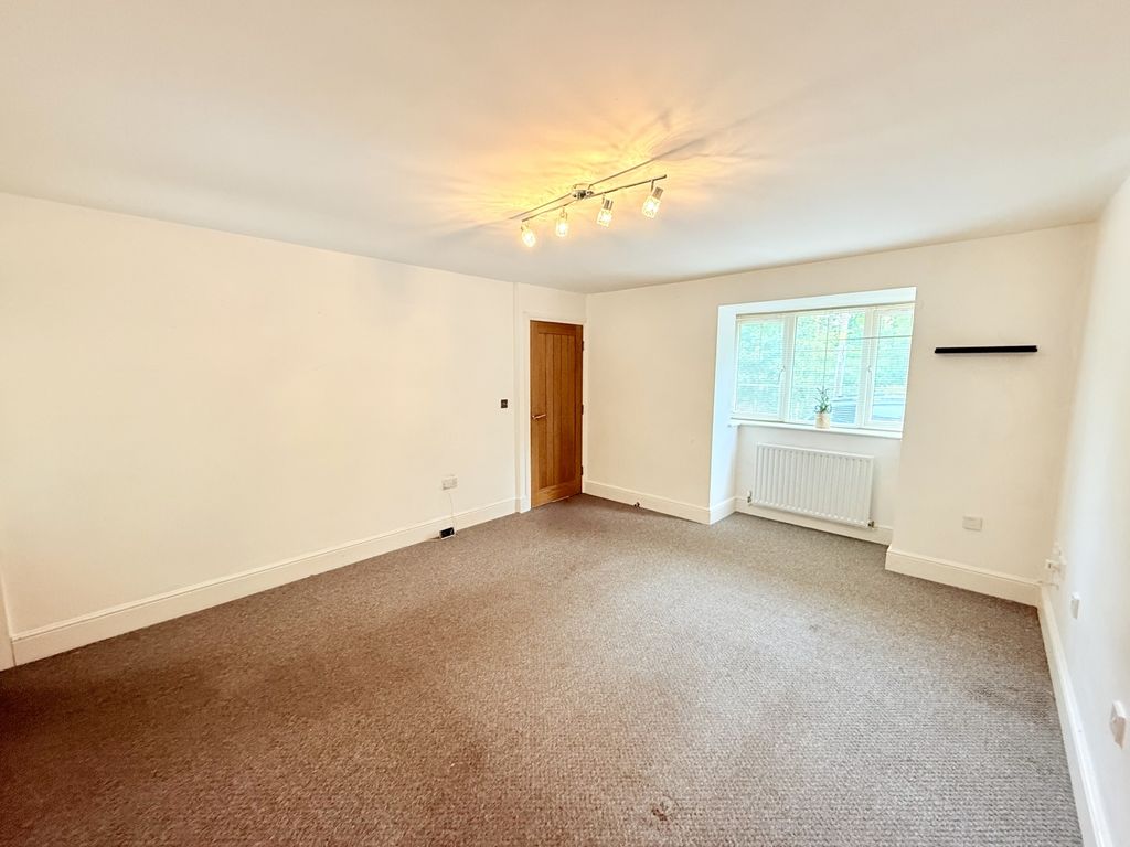 Property photo 2 of 14 Image00013