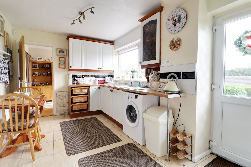 Property photo 3 of 18 Kitchen