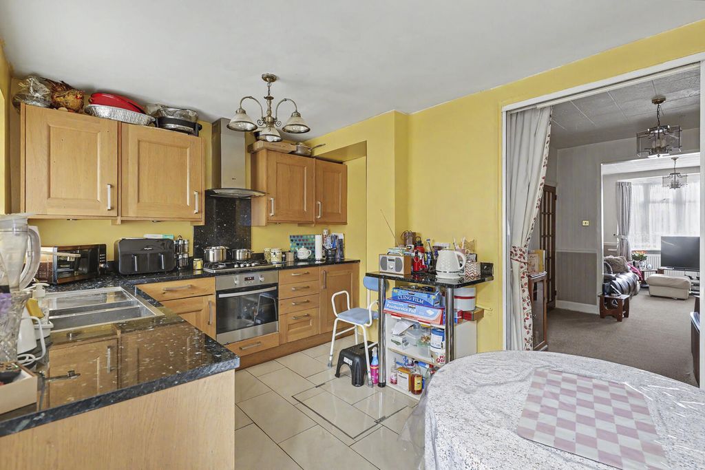 Property photo 2 of 25 Kitchen