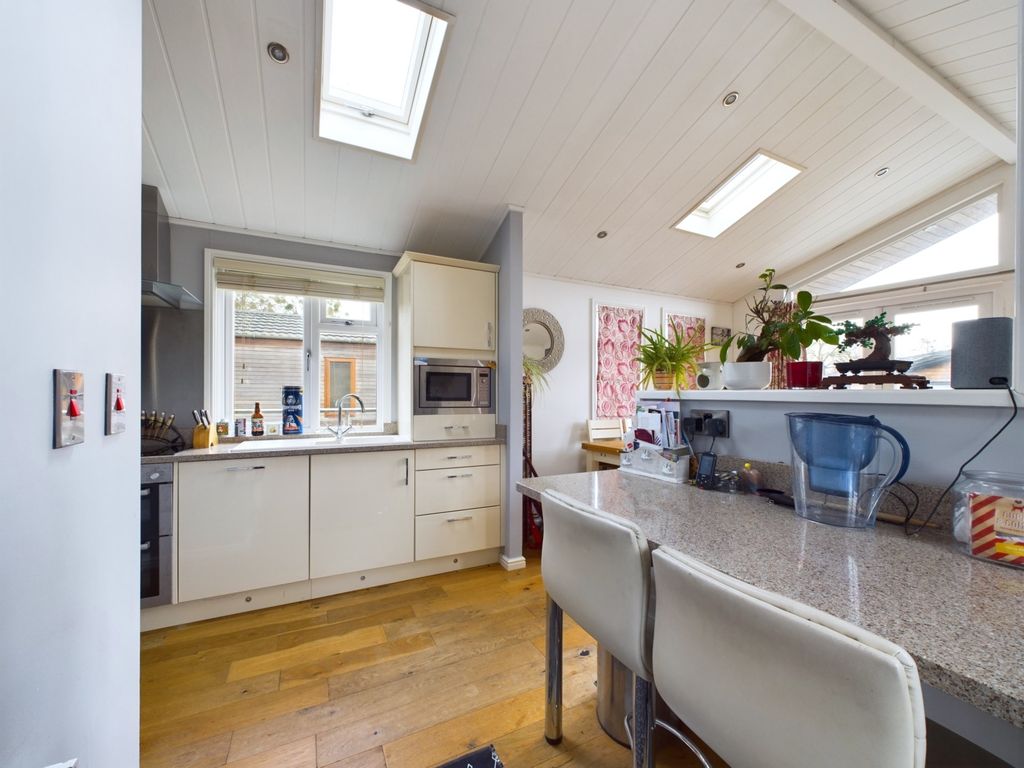 Property photo 2 of 11 30003209-Hr-3
