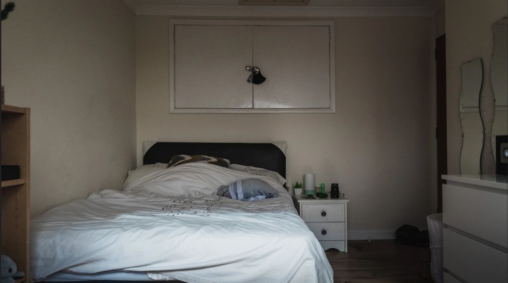 Property photo 1 of 6 Cozy Single Bedroom Featuring A Neatly Made Bed, B...