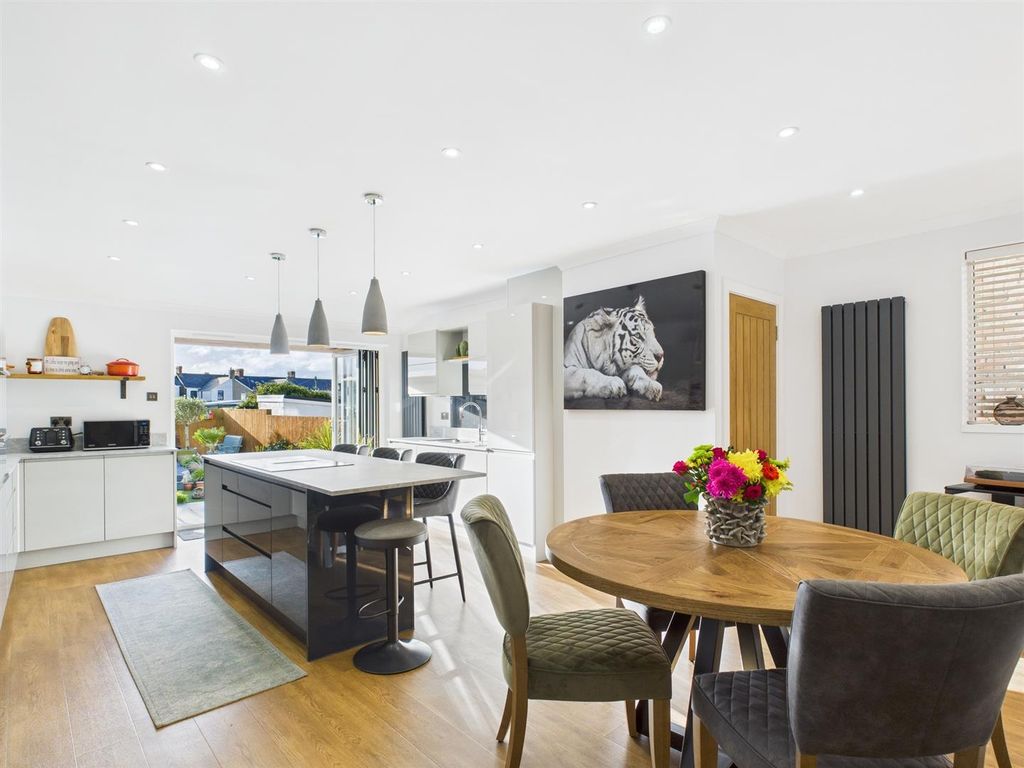 Property photo 2 of 17 Cam02295G0-Pr0347-Still014.Jpg