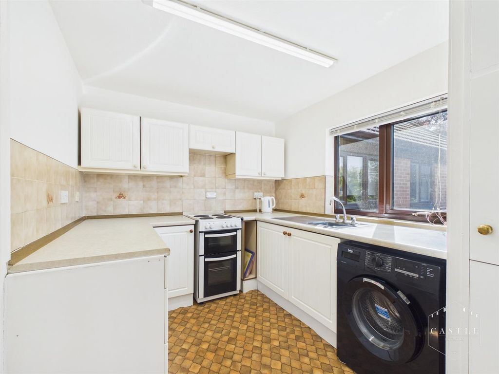 Property photo 3 of 11 Kitchen