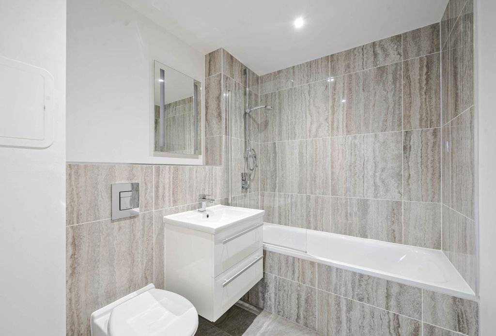 Property photo 3 of 8 1376517-3-6911c9E...