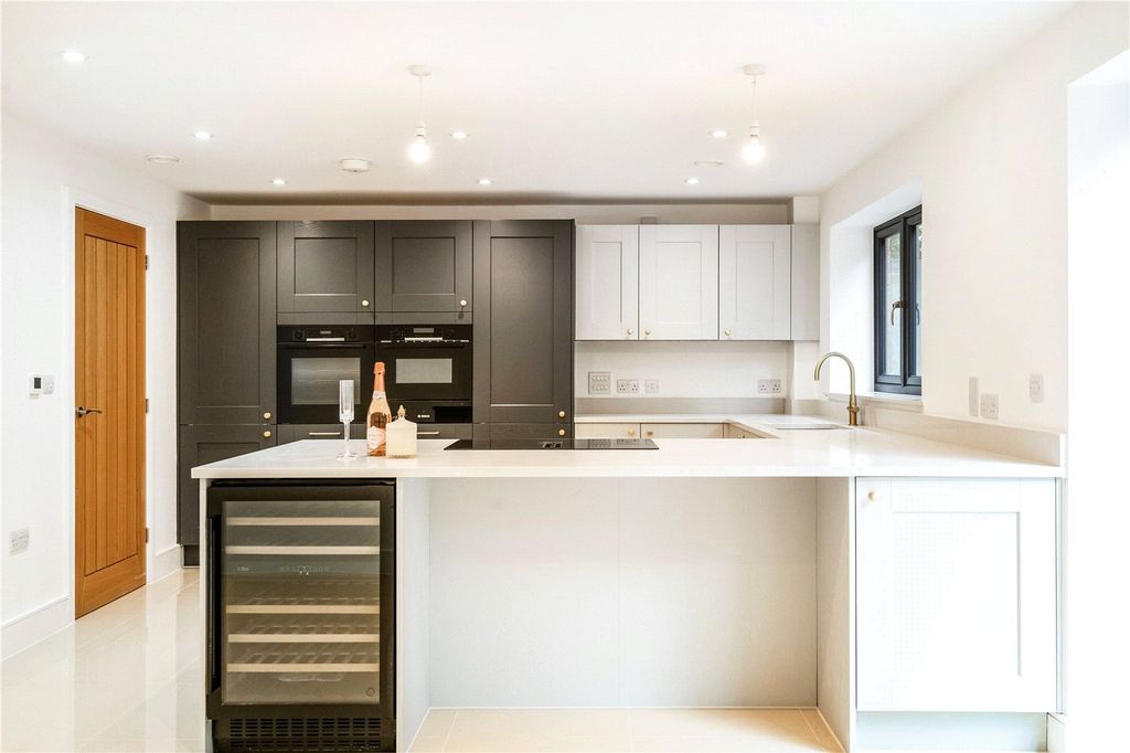 Property photo 3 of 18 Kitchen