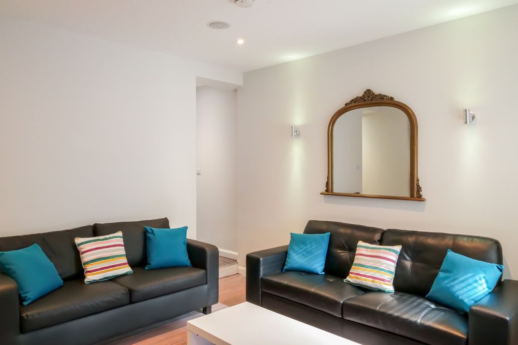 Property photo 2 of 8 64 Seaford Street, Living Room 3