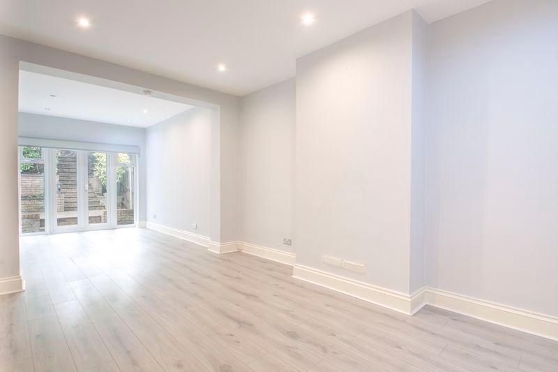 Property photo 1 of 11 Photo 4