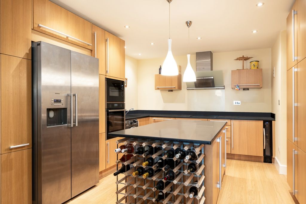 Property photo 3 of 9 Kitchen