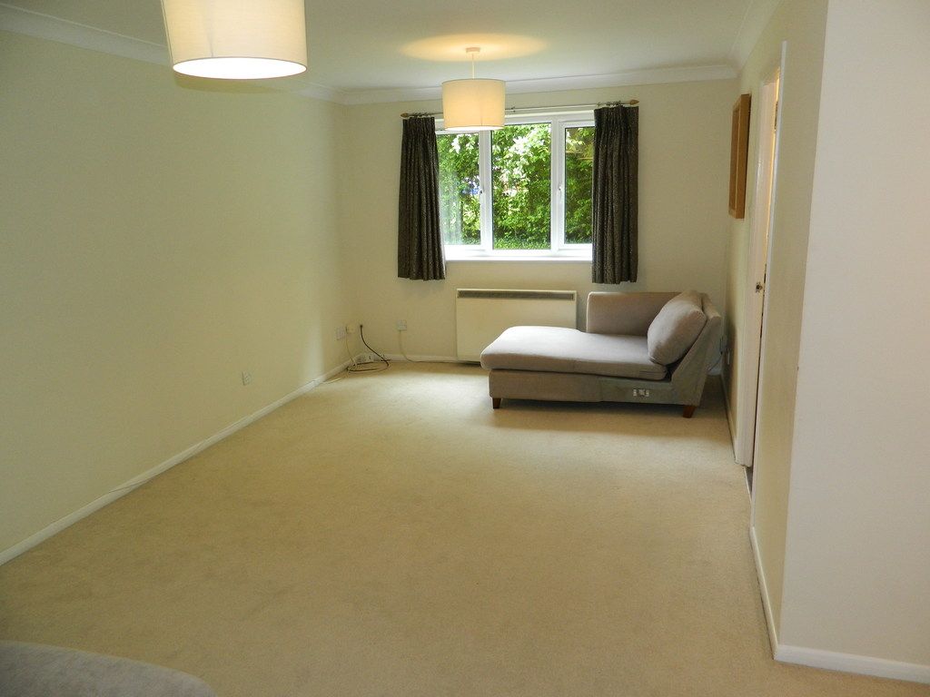 Property photo 3 of 8 L-Shaped Lounge