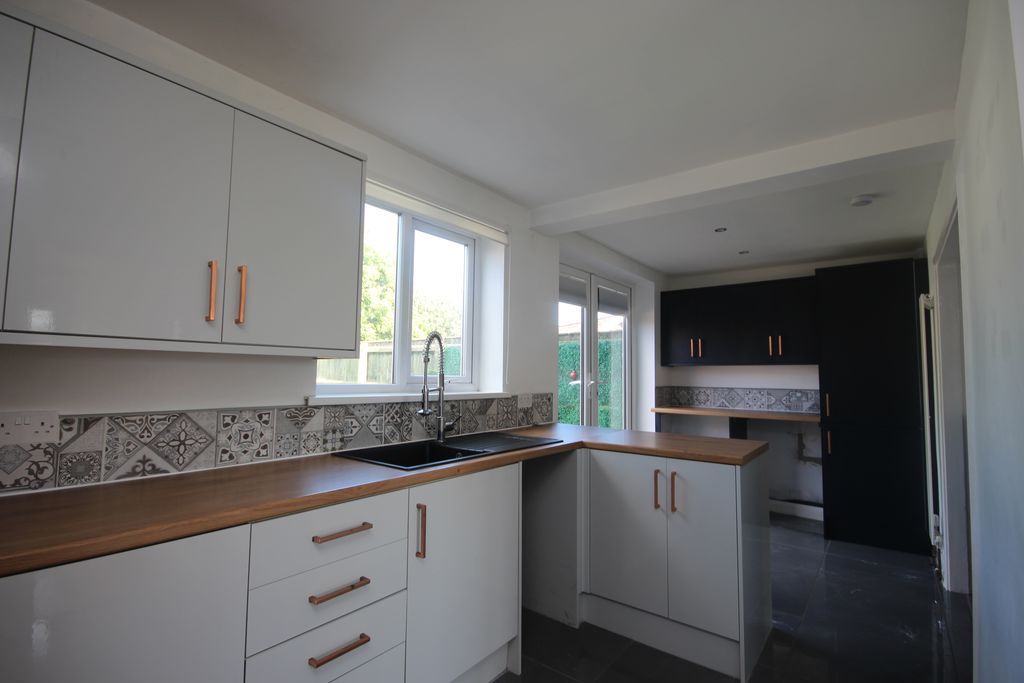 Property photo 3 of 9 Kitchen