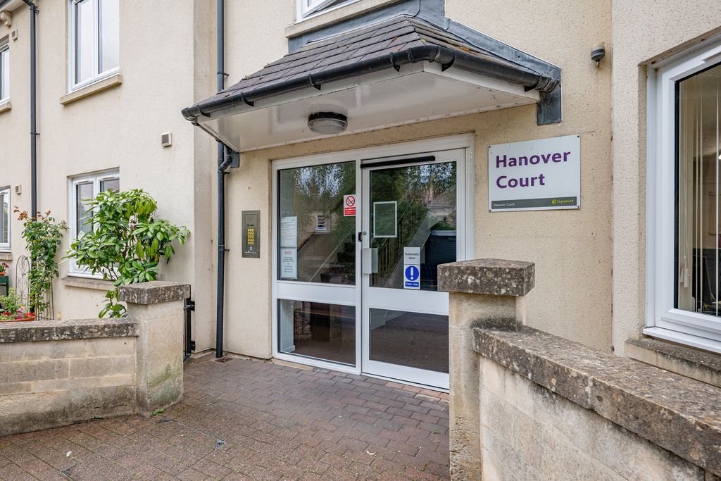Property photo 2 of 18 Communal Entrance