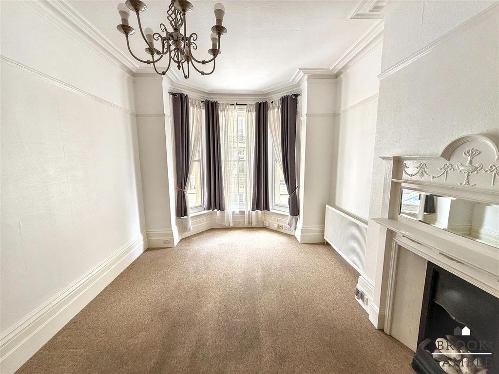 Property photo 2 of 9 01323 438506