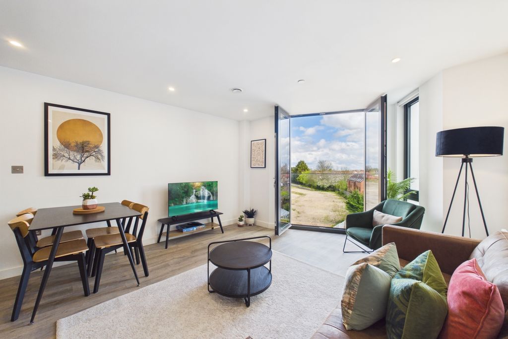 Property photo 2 of 15 Cam02279G0-Pr0077-Still014