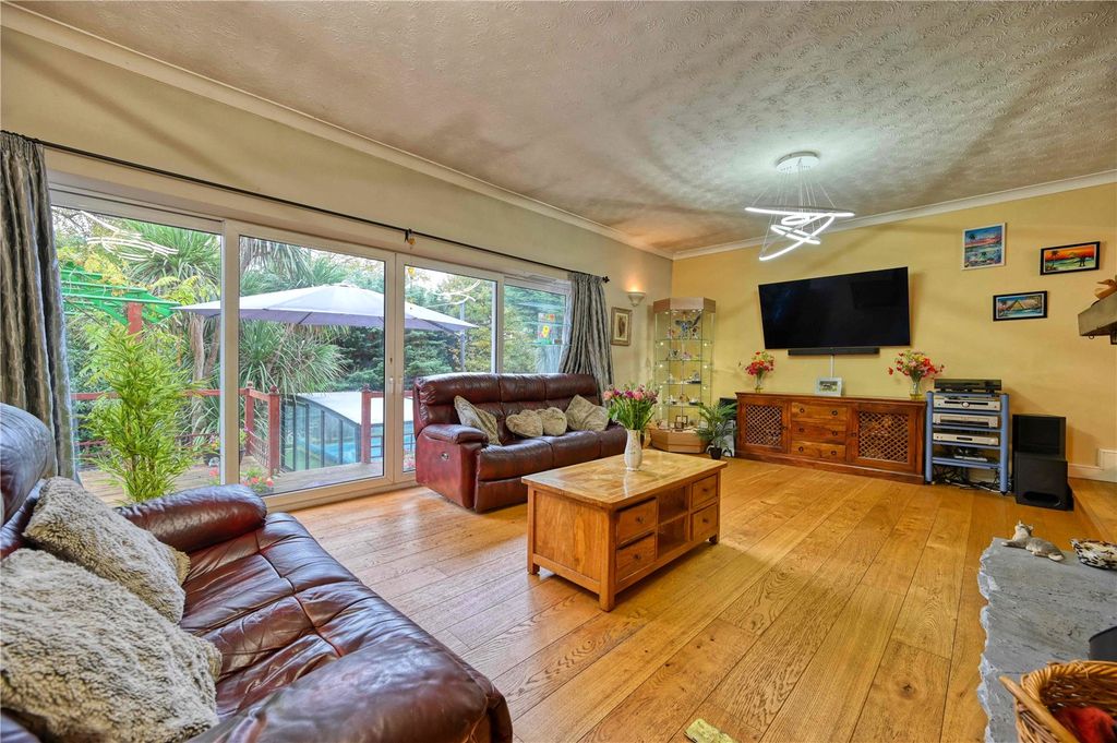 Property photo 2 of 27 Picture No. 12