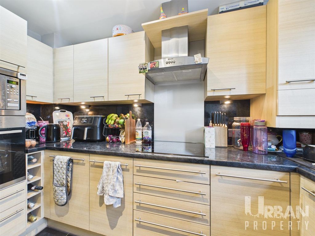 Property photo 2 of 12 Cam03038G0-Pr0202-Still012.Jpg