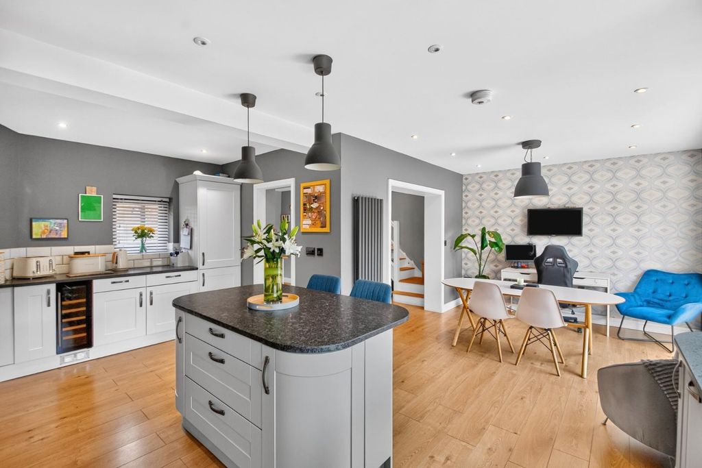 Property photo 2 of 19 16Knoxclose-10.Jpg