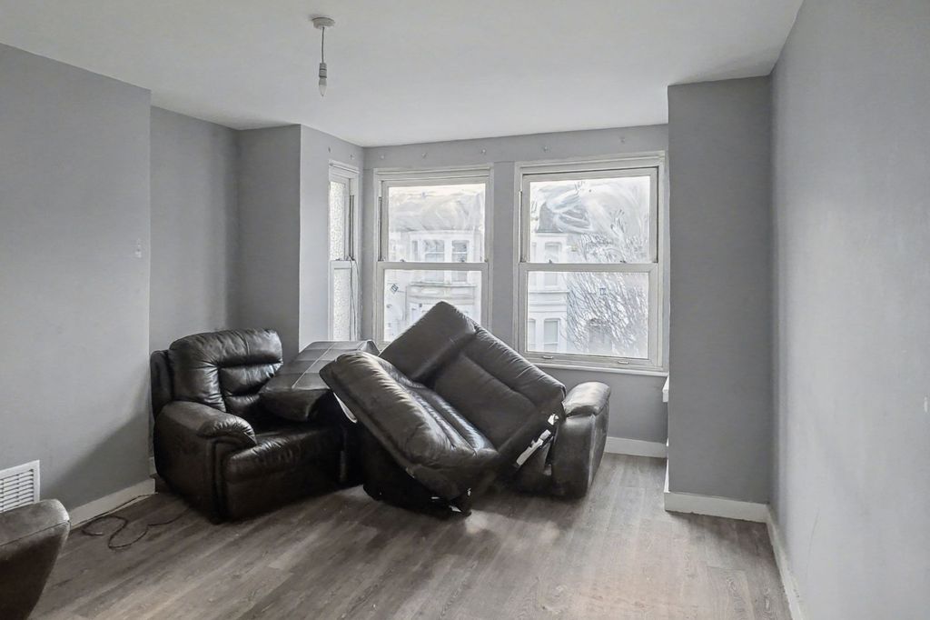 Property photo 2 of 12 Flat B 12 Churchill Road, Willesden, London Nw2 5Ea