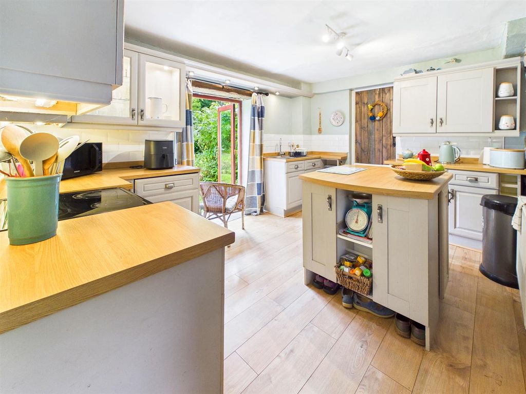 Property photo 3 of 34 Kitchen