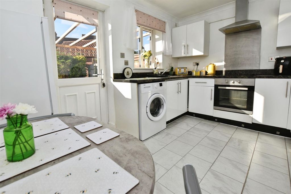 Property photo 3 of 17 Breakfast Kitchen