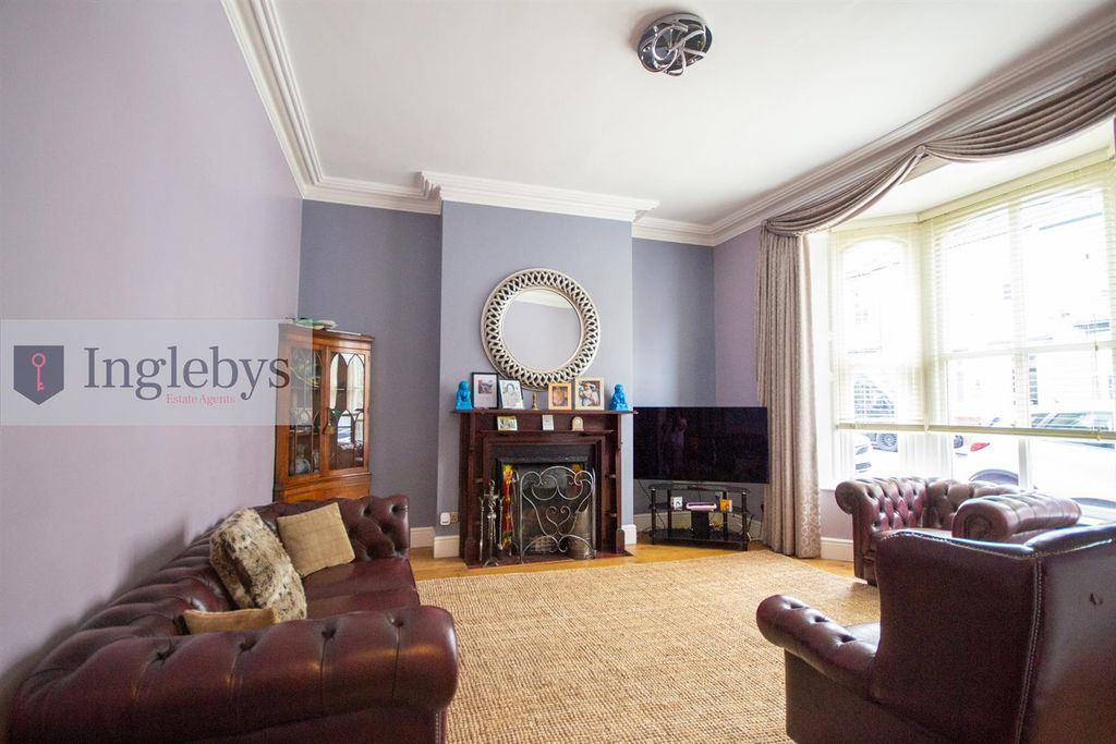Property photo 2 of 28