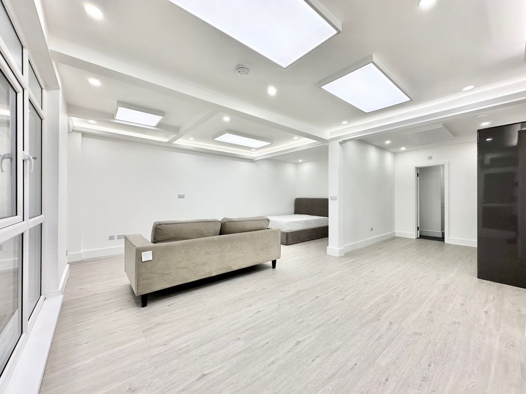 Property photo 1 of 9 Studio Flat For Rent