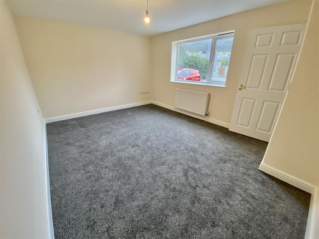 Property photo 3 of 12 9C4Dde37-7F27-47Db-8975-0A9E2B89A6D5.Jpeg