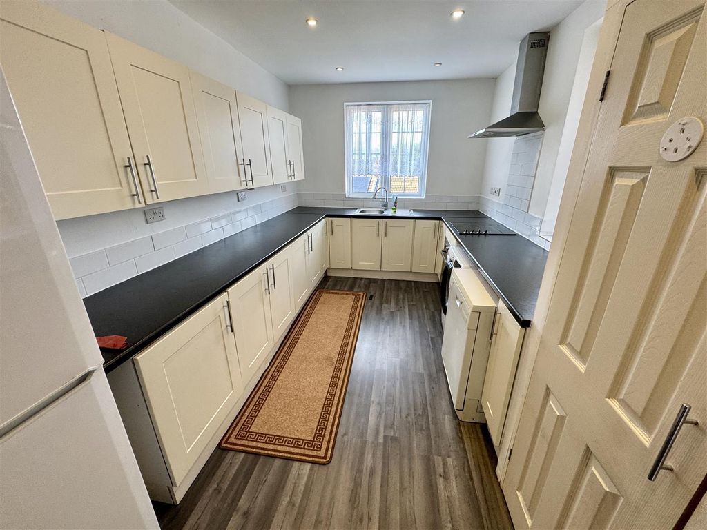 Property photo 2 of 10 Kitchen
