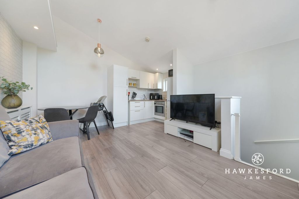 Property photo 2 of 10 Onyx Drive, Sittingbourne - Living Area